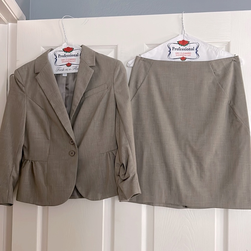 New York & Company skirt suit set! Size 4 jacket size 0 skirt